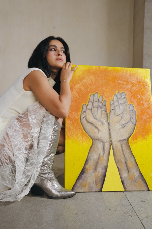 Soukaina Lafdal avec sa toile « Les Mains »